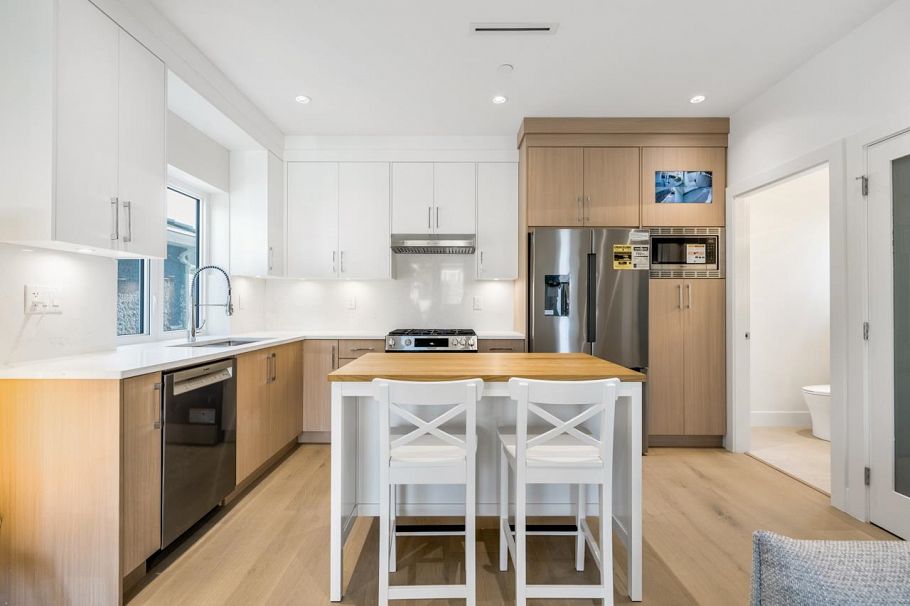 1 366 E 64th Avenue Vancouver, BC - 9