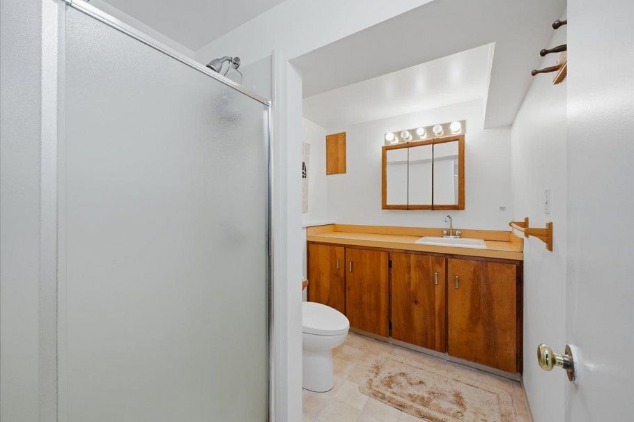 809 Roslyn Boulevard North Vancouver, BC - 29