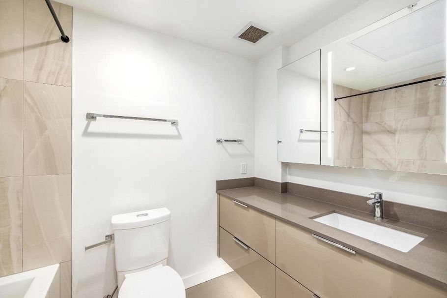 2005 1401 Hunter Street North Vancouver, BC - 16