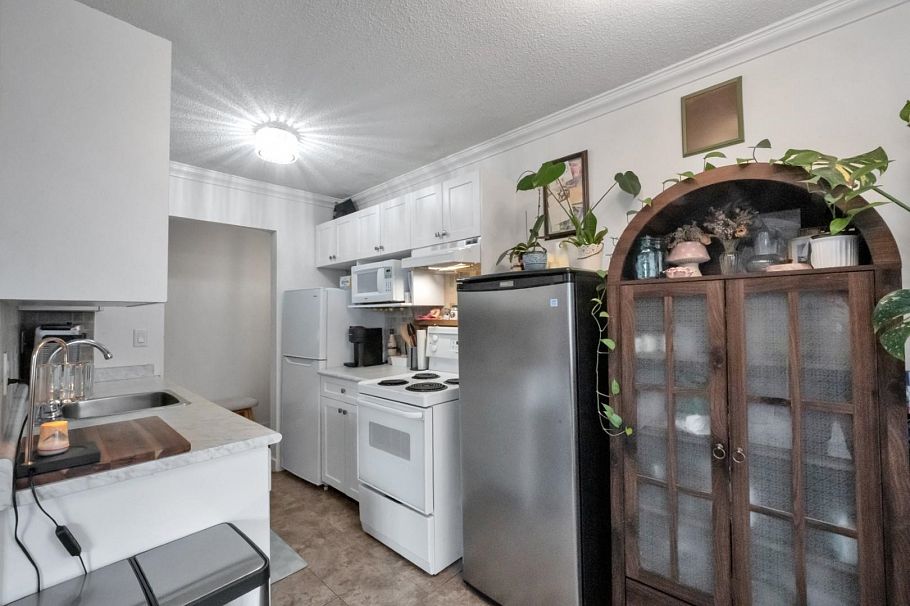 103 214 E 15th Street North Vancouver, BC - 3