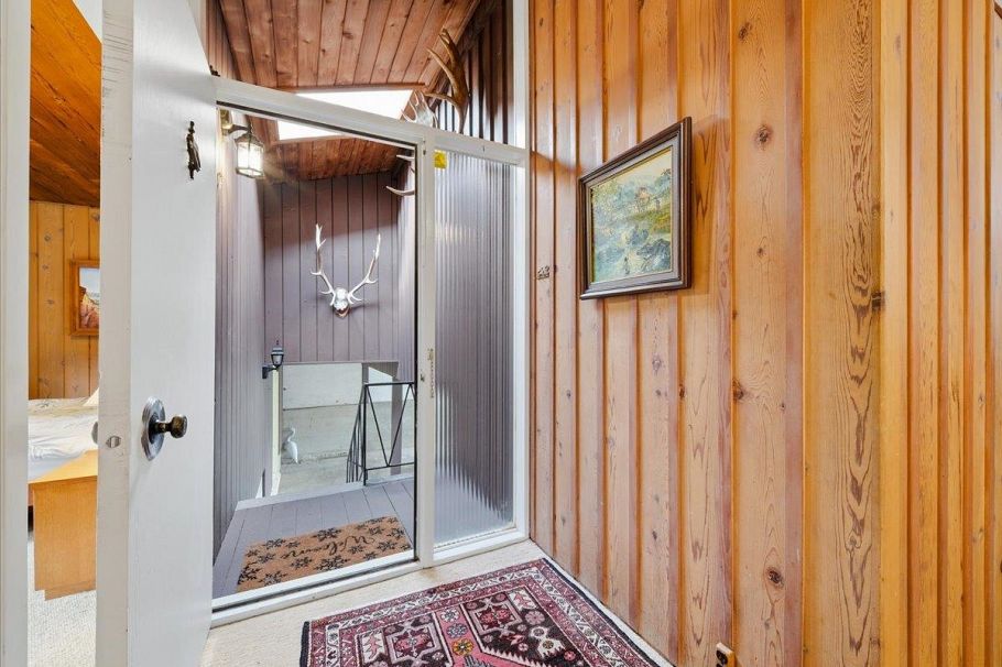 809 Roslyn Boulevard North Vancouver, BC - 16