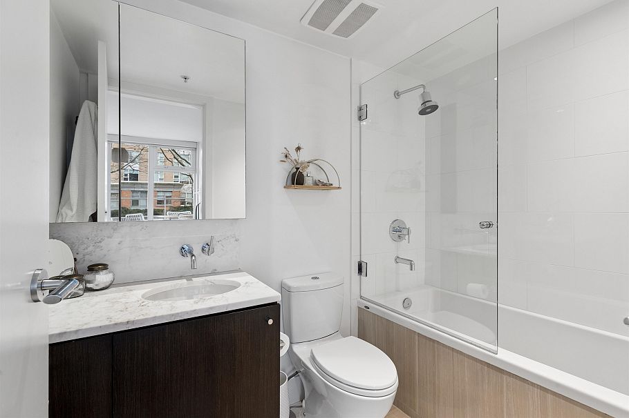 303 150 W 15th Street North Vancouver, BC - 25