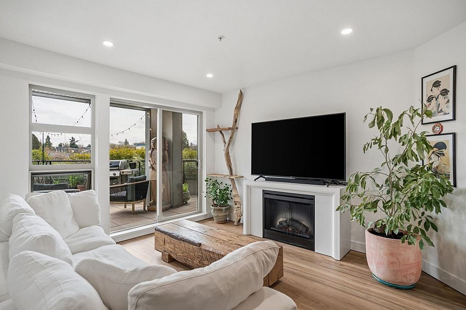 218 4550 Fraser Street Vancouver, BC - 3