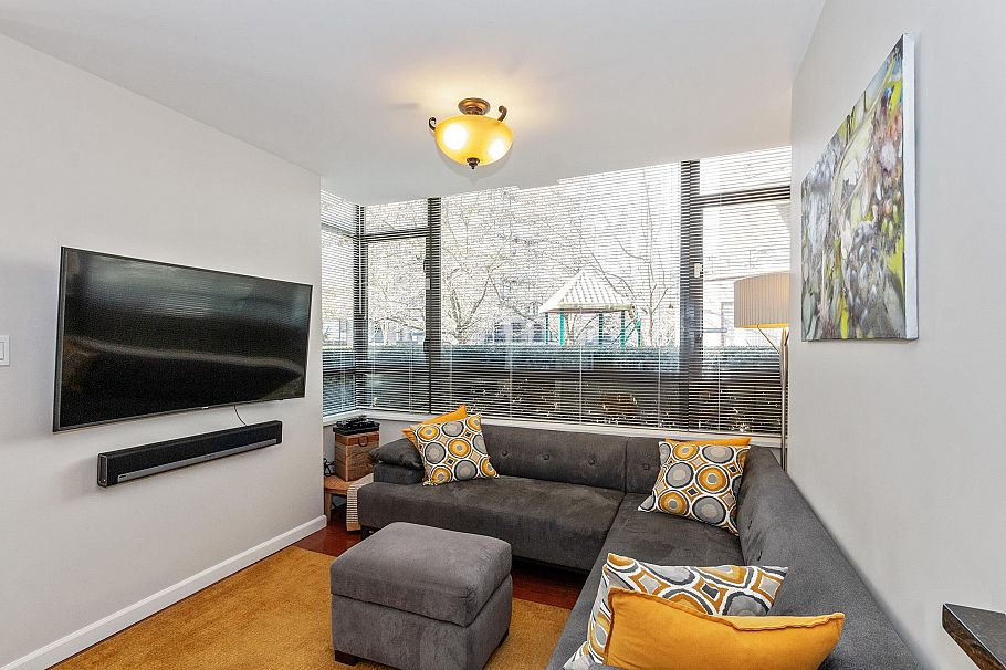 168 W 1st Street North Vancouver, BC - 3