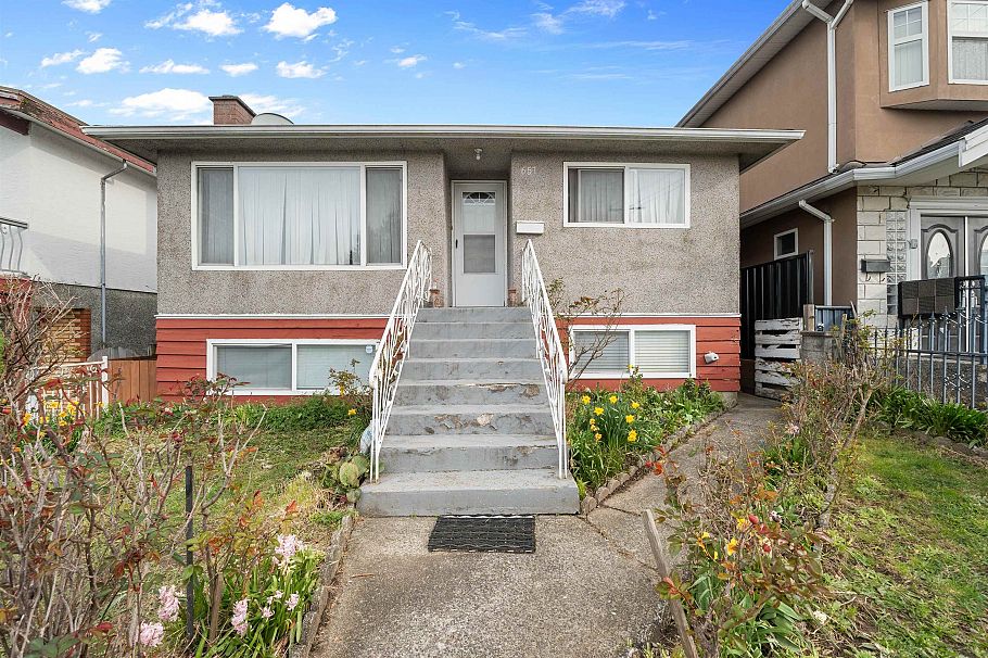 657 E 57th Avenue Vancouver, BC - 1