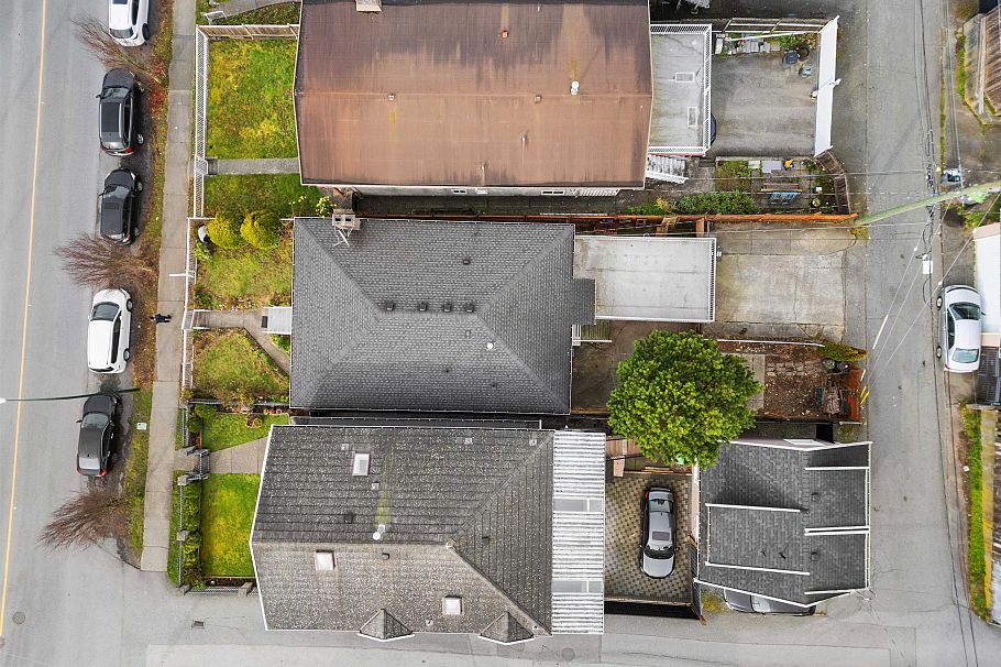 657 E 57th Avenue Vancouver, BC - 3