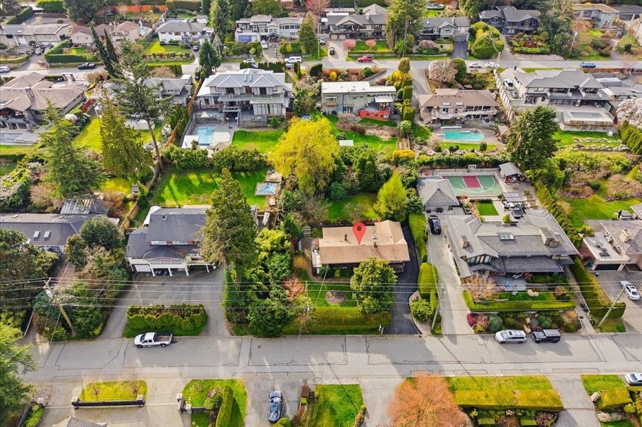 809 Roslyn Boulevard North Vancouver, BC - 2