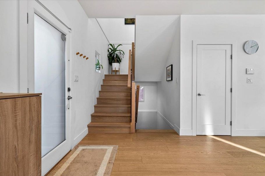 2 252 E 19th Street North Vancouver, BC - 2