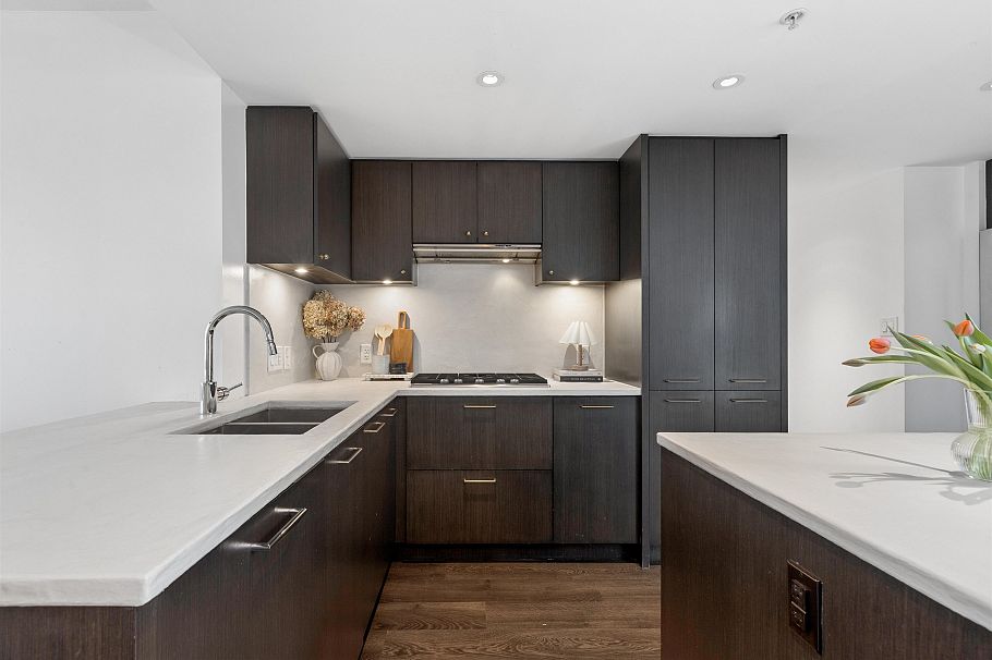 303 150 W 15th Street North Vancouver, BC - 7