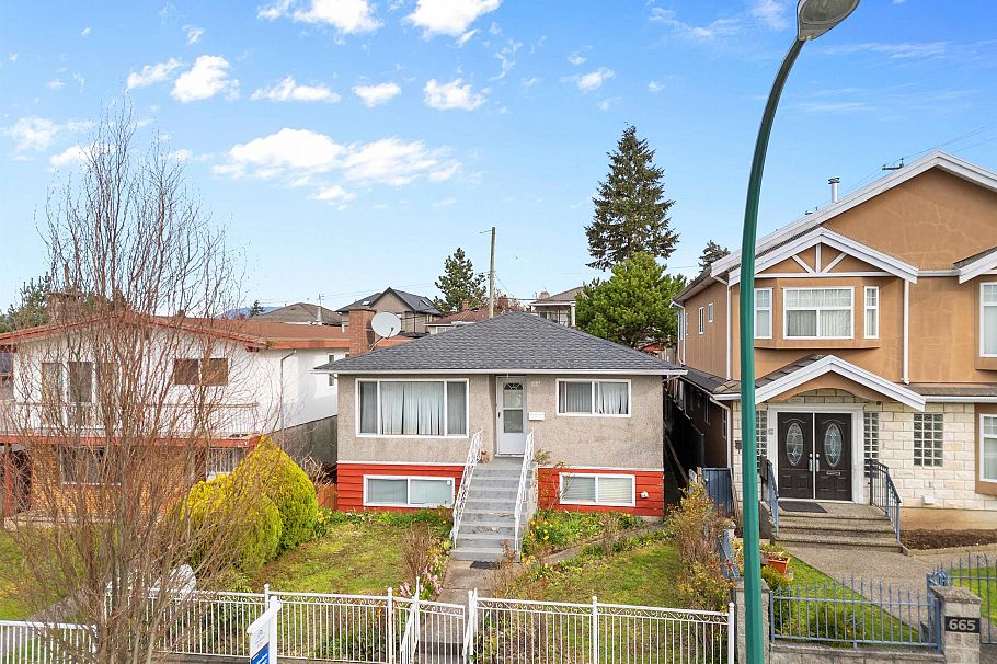 657 E 57th Avenue Vancouver, BC - 2