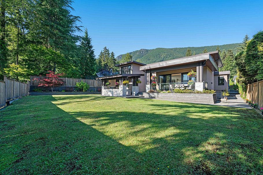 5199 Cliffridge Avenue North Vancouver, BC - 2