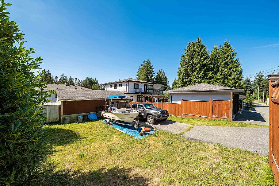 432 W 25th Street North Vancouver, BC - 33