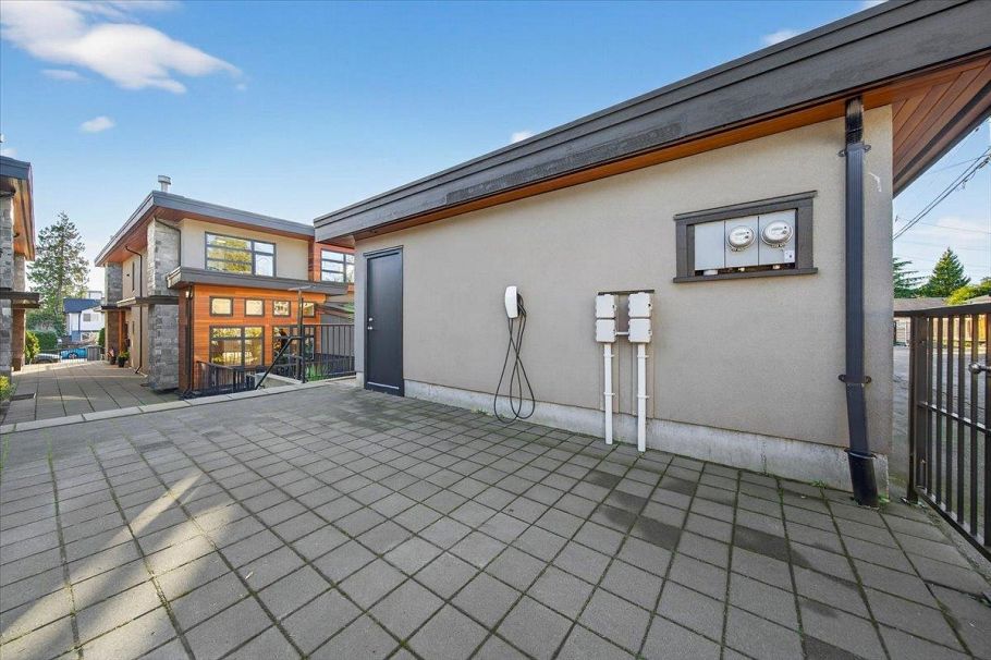 2 252 E 19th Street North Vancouver, BC - 30