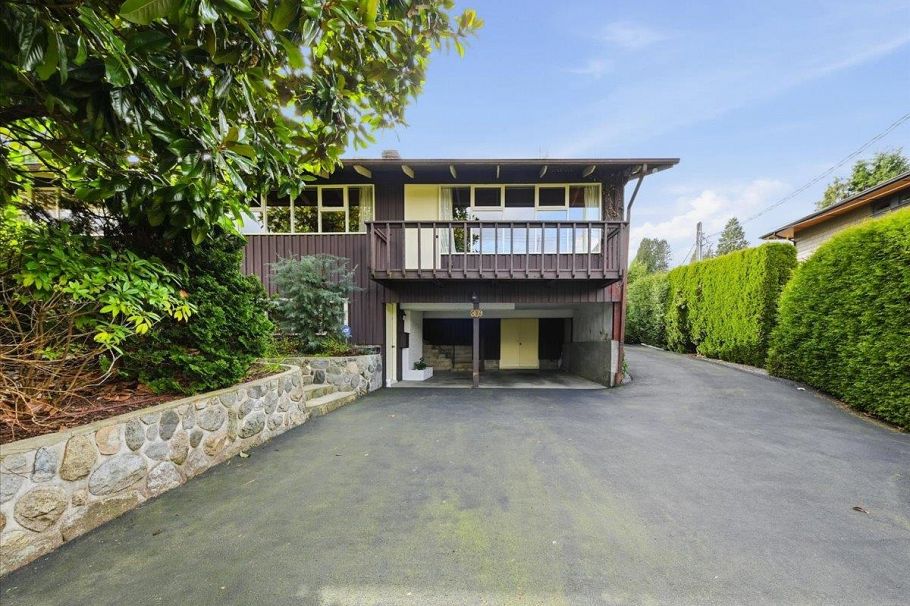 809 Roslyn Boulevard North Vancouver, BC - 1