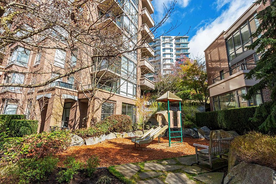 168 W 1st Street North Vancouver, BC - 27