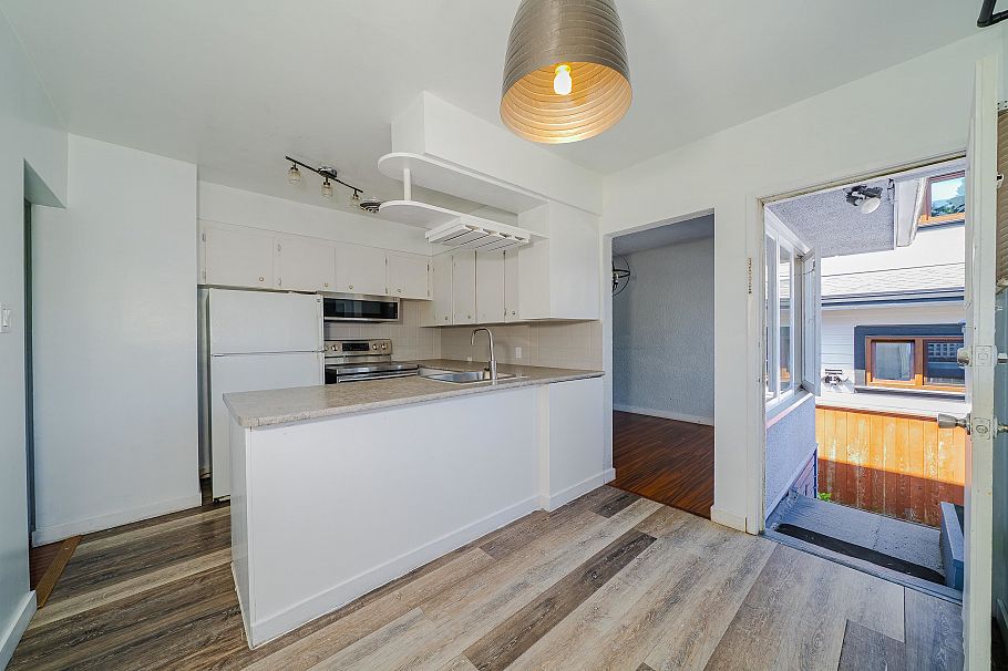 432 W 25th Street North Vancouver, BC - 16