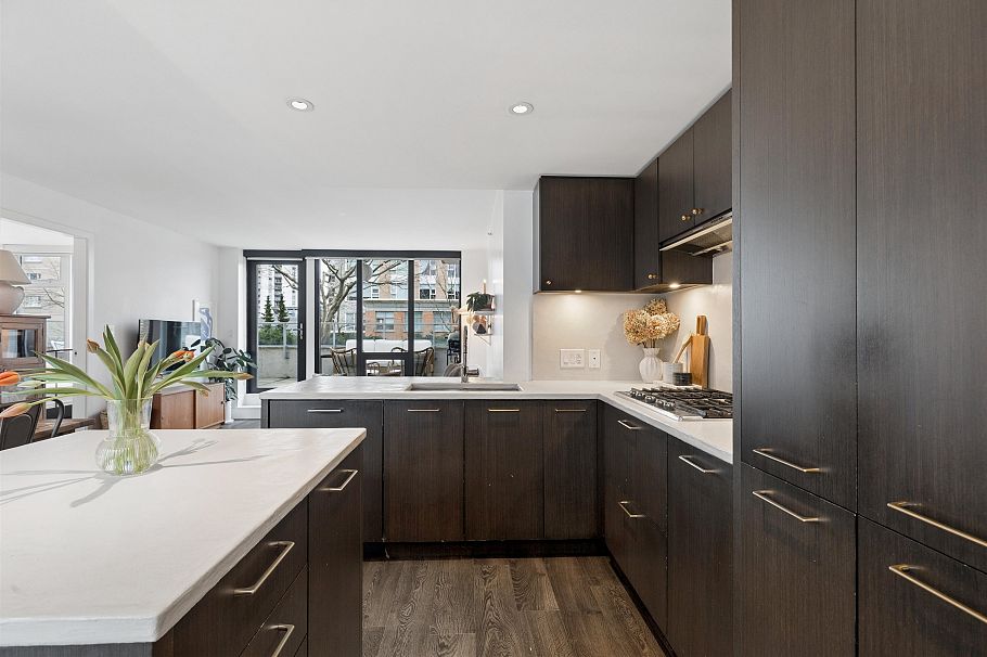 303 150 W 15th Street North Vancouver, BC - 5