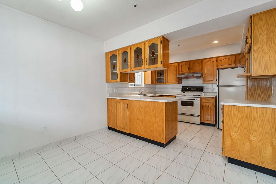 2667 E 47th Avenue Vancouver, BC - 4