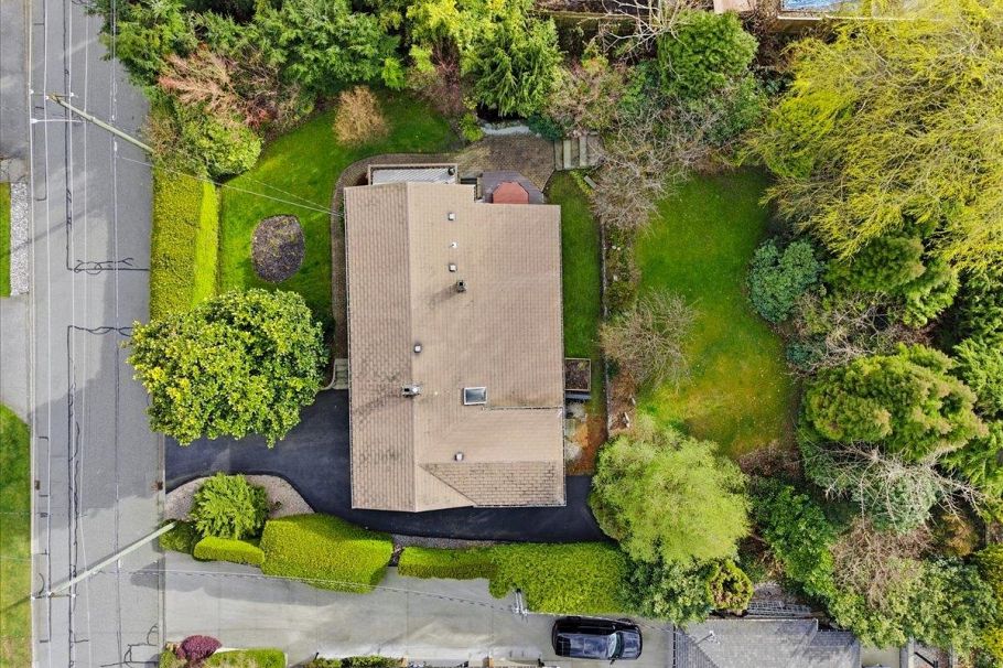 809 Roslyn Boulevard North Vancouver, BC - 3