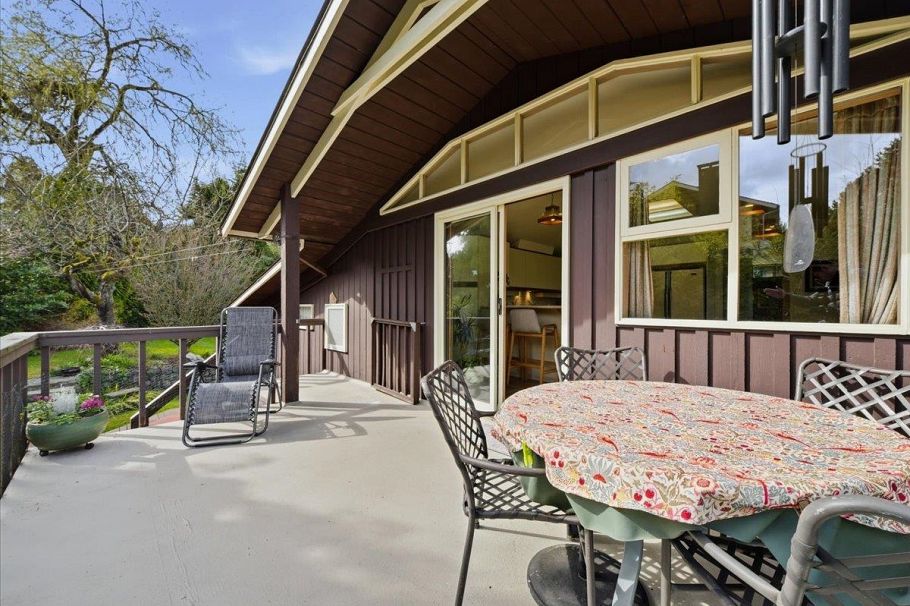 809 Roslyn Boulevard North Vancouver, BC - 22