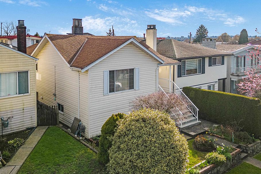 2958 E 4th Avenue Vancouver, BC - 3