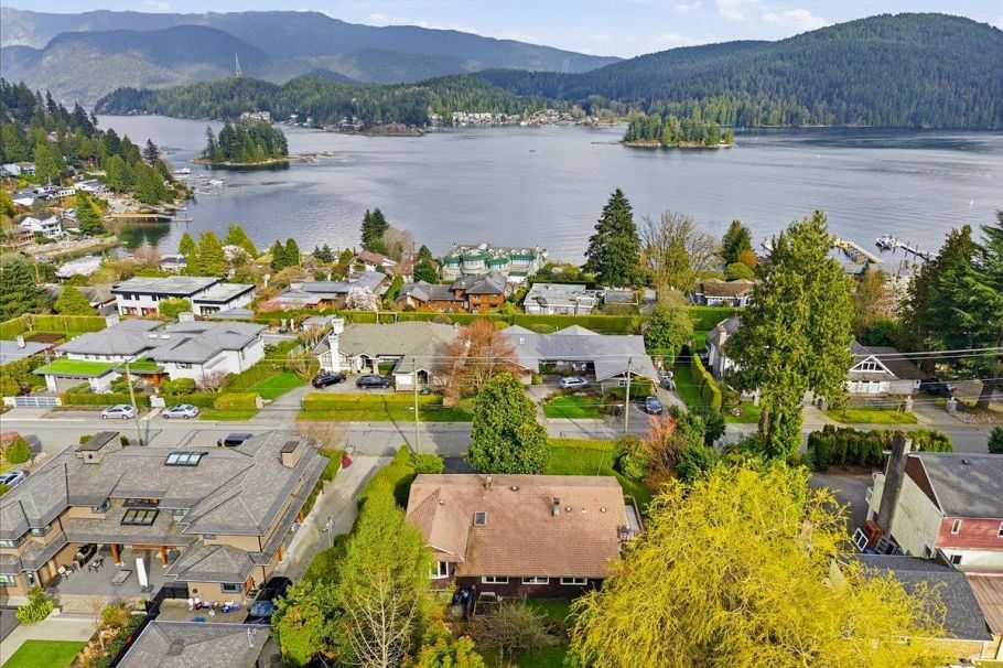 809 Roslyn Boulevard North Vancouver, BC - 4