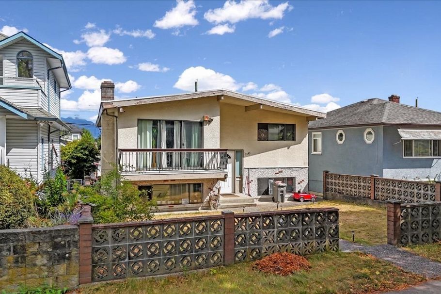 2593 E 25th Avenue Vancouver, BC - 1