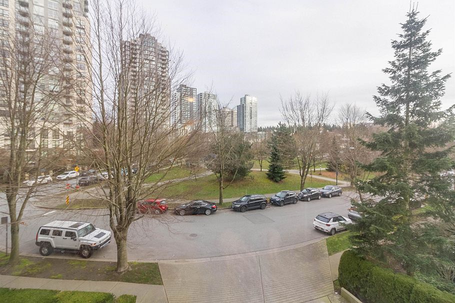 305 3588 Crowley Drive Vancouver, BC - 12