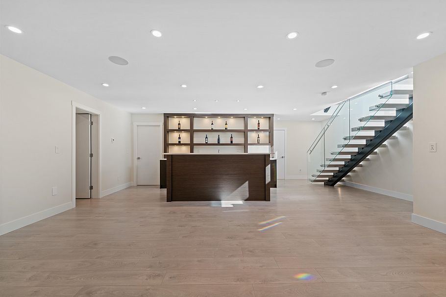 5199 Cliffridge Avenue North Vancouver, BC - 36