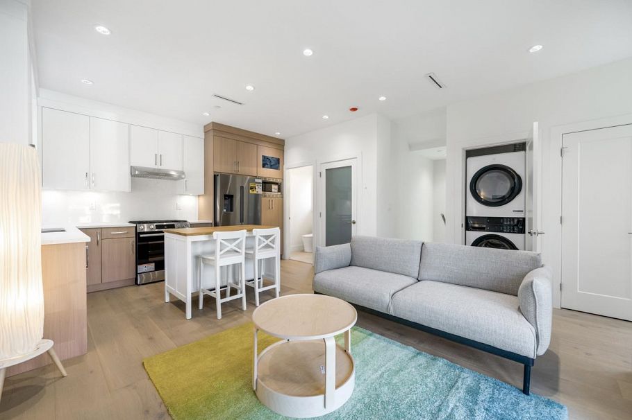 1 366 E 64th Avenue Vancouver, BC - 4