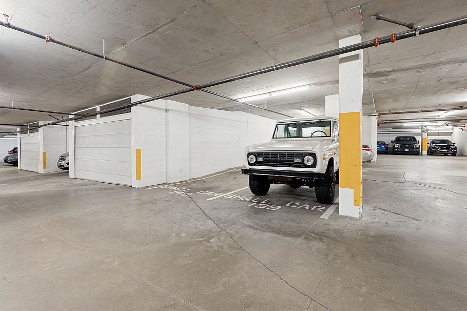 303 150 W 15th Street North Vancouver, BC - 32