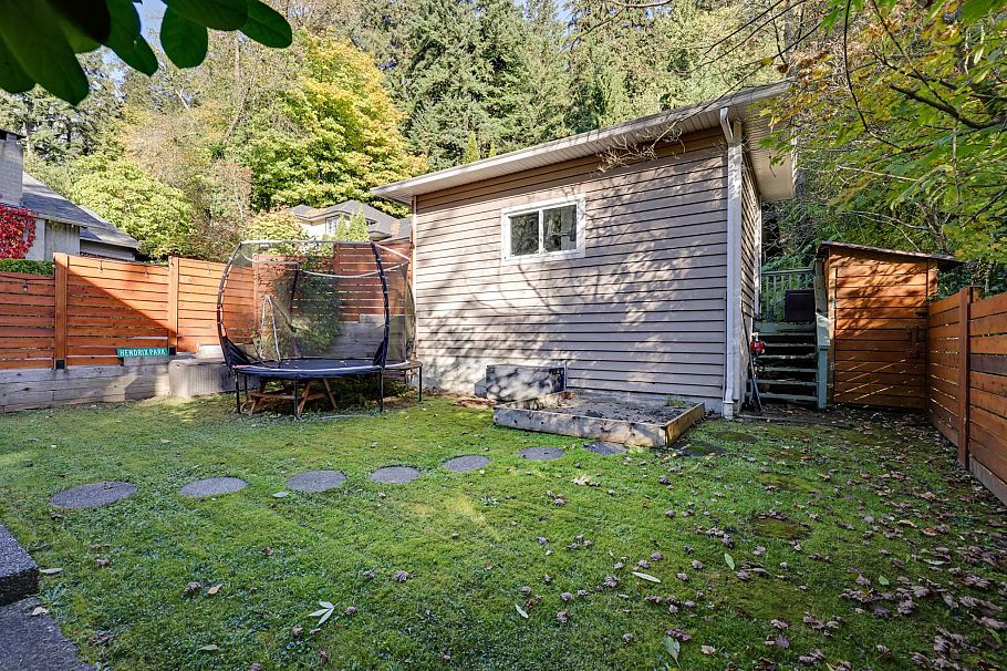 1400 Riverside Drive North Vancouver, BC - 33