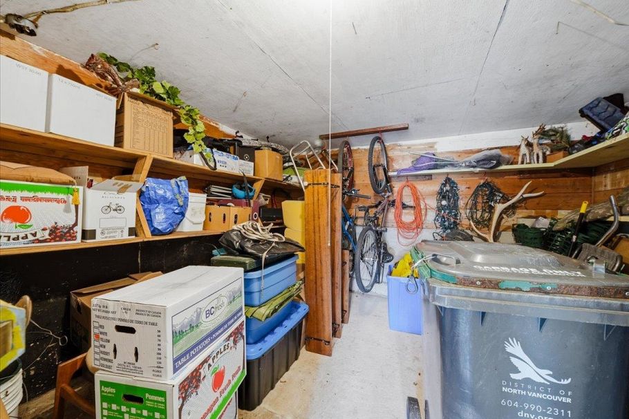 809 Roslyn Boulevard North Vancouver, BC - 34