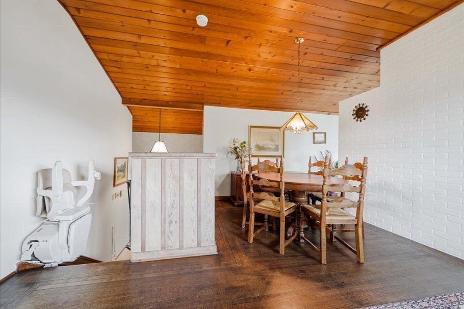 809 Roslyn Boulevard North Vancouver, BC - 9