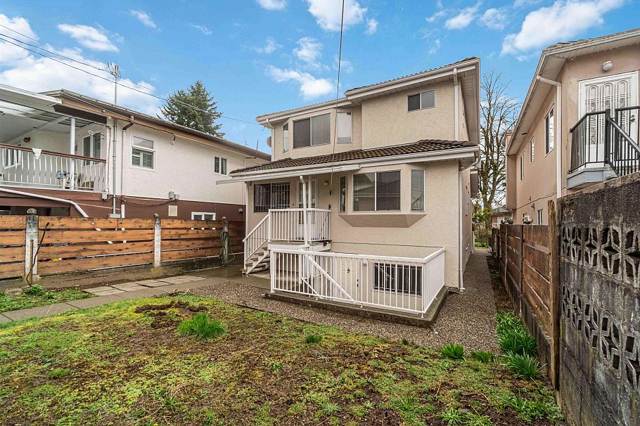 2667 E 47th Avenue Vancouver, BC - 33