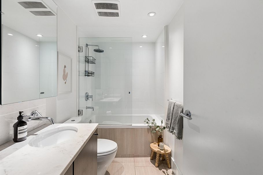 303 150 W 15th Street North Vancouver, BC - 24