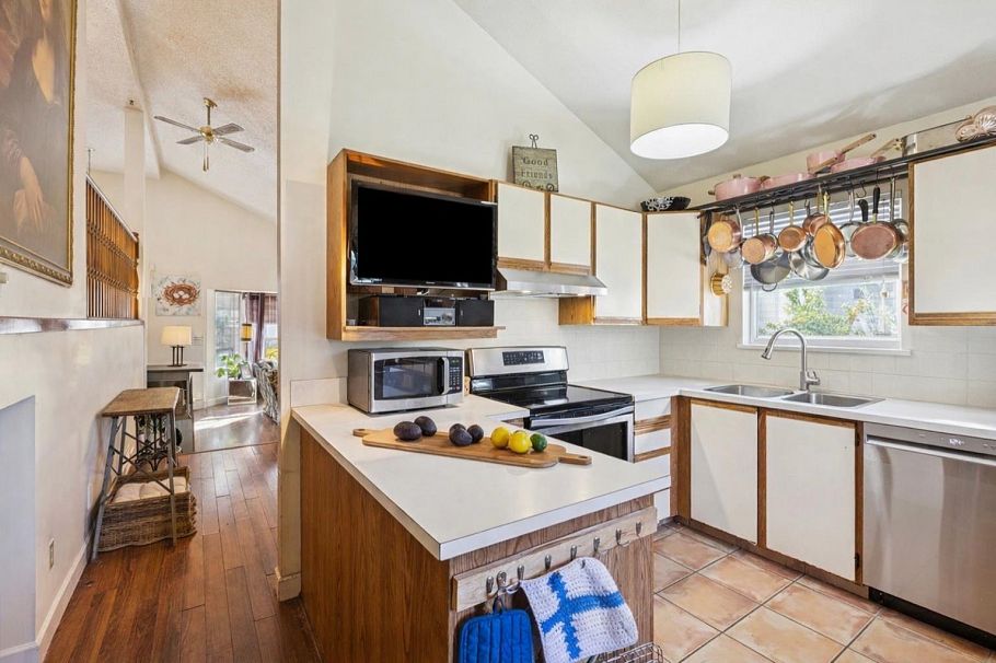 875 Porteau Place North Vancouver, BC - 10