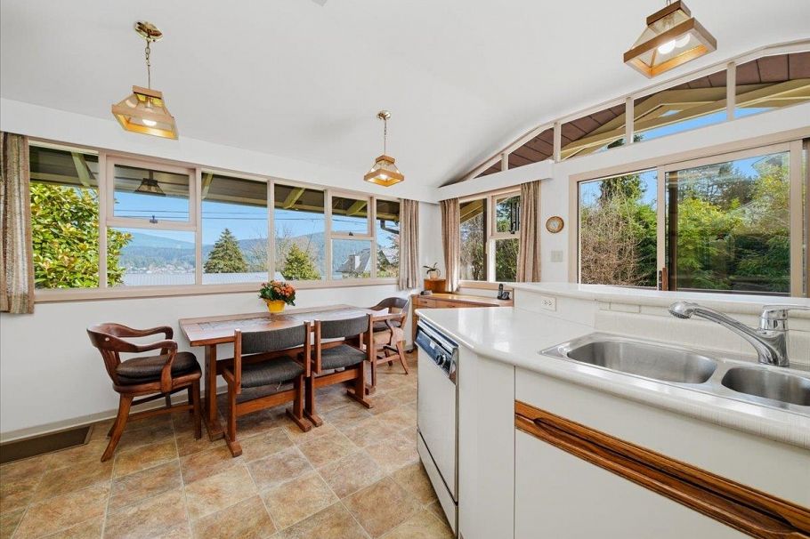 809 Roslyn Boulevard North Vancouver, BC - 19