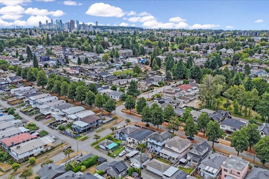 2593 E 25th Avenue Vancouver, BC - 9