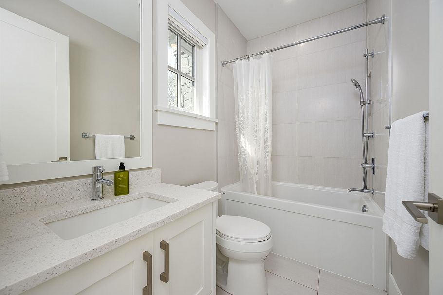 4297 W 11th Avenue Vancouver, BC - 25