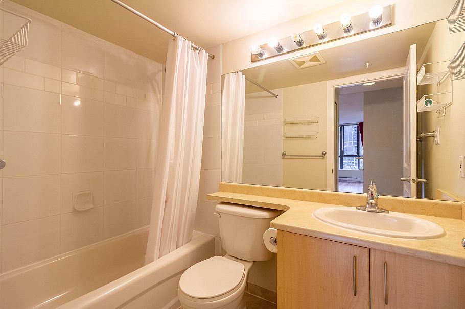 305 3588 Crowley Drive Vancouver, BC - 11