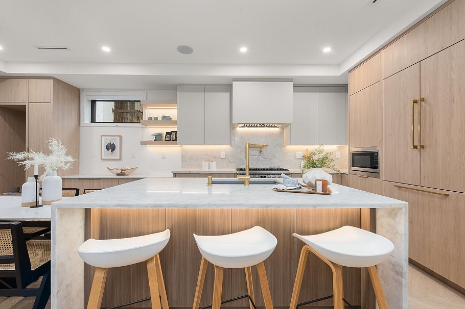 1 3393 Victoria Drive Vancouver, BC - 3