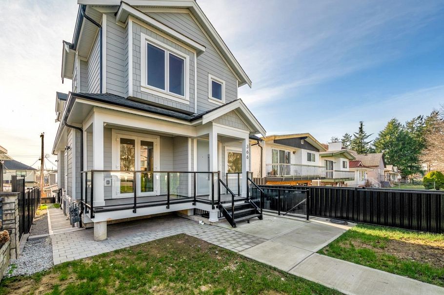 1 366 E 64th Avenue Vancouver, BC - 3