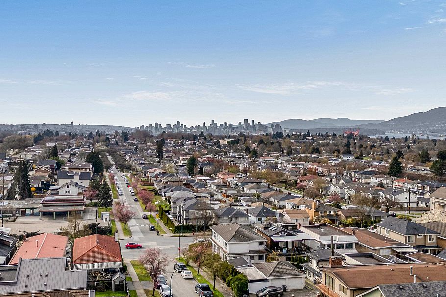 2958 E 4th Avenue Vancouver, BC - 1