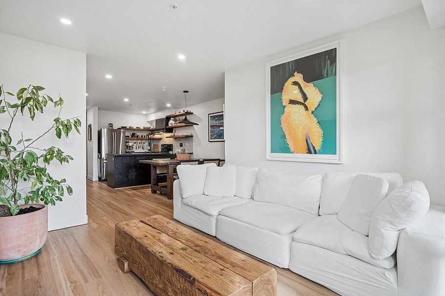 218 4550 Fraser Street Vancouver, BC - 5