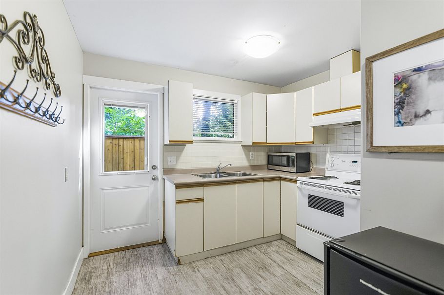 884 Wellington Drive North Vancouver, BC - 33