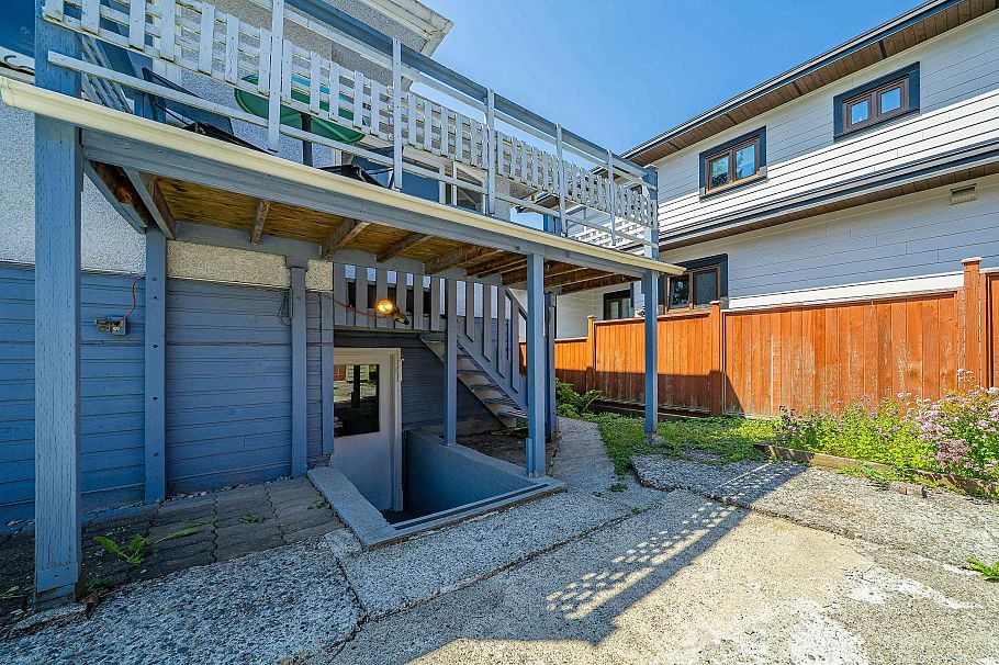 432 W 25th Street North Vancouver, BC - 15