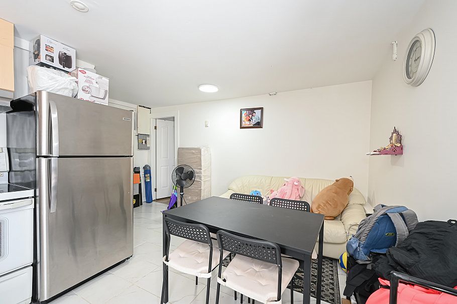 2295 E 48th Avenue Vancouver, BC - 5