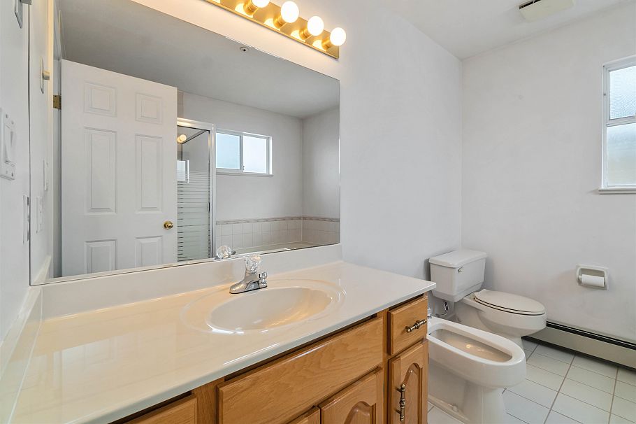 2667 E 47th Avenue Vancouver, BC - 24