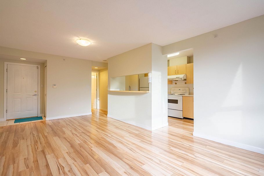 305 3588 Crowley Drive Vancouver, BC - 4